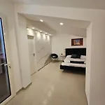 Aura فندق مبيت وإفطار 4*