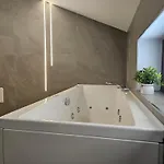 Aura فندق مبيت وإفطار 4*