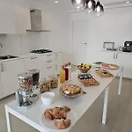 לינה וארוחת בוקר Aura 4*